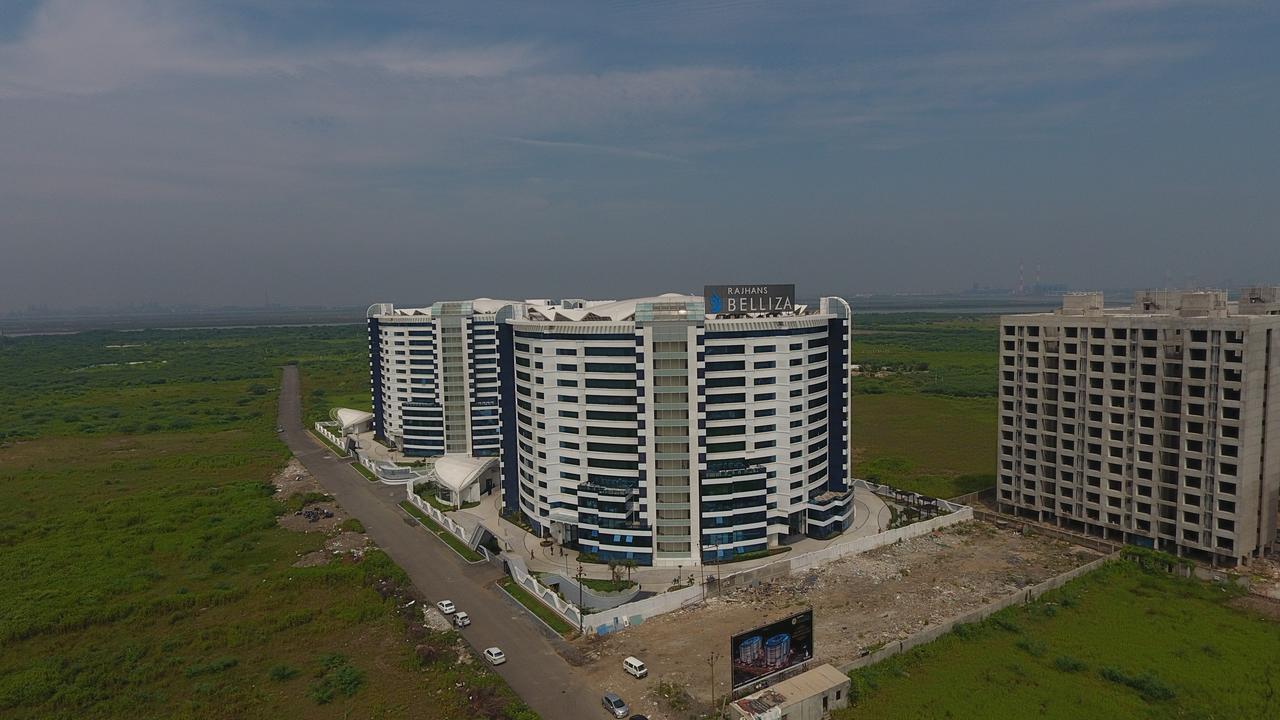 Rajhans Belliza Service Apartment Surat Buitenkant foto